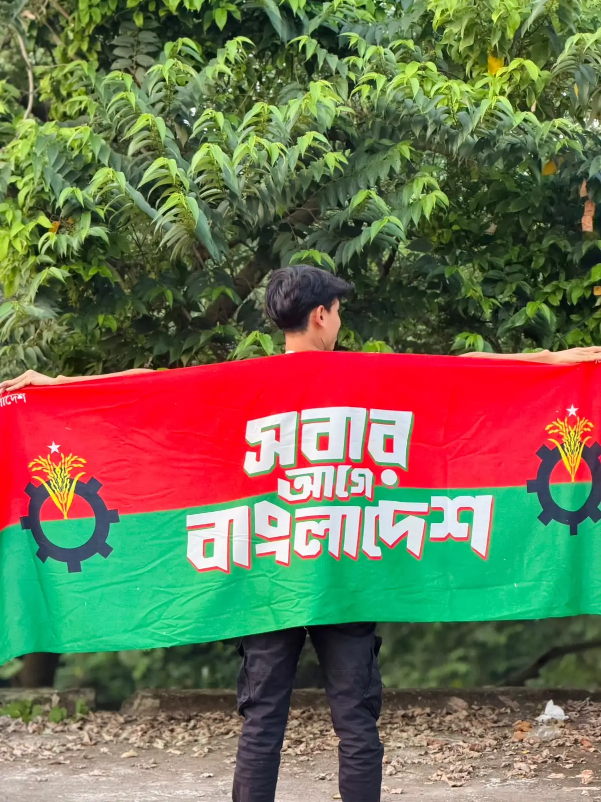 দুই হাতে মেলে ধরা শাল